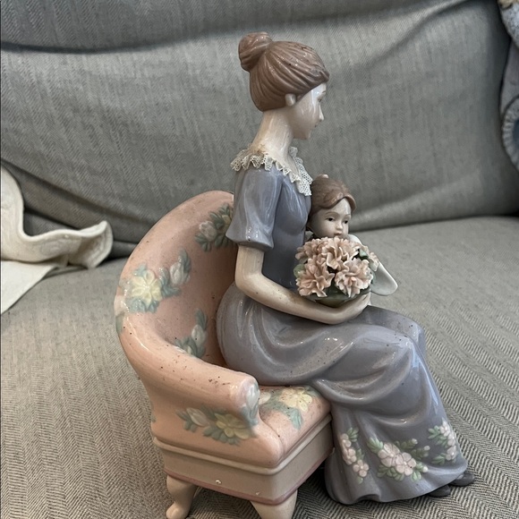 Porcelain Figurine of Mother and Child - Picture 3 of 3